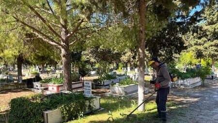 Ayvalık’ta Mezarlıklar Bayram Ziyaretlerine Hazırlandı…