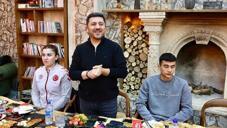 Başkan Rasim Arı, sporcu gençlerle sahur yaptı