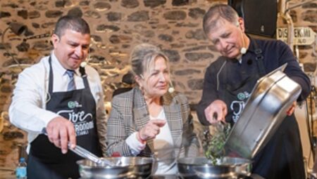 Başkan Tugay Tire’de önlük giydi, mutfağa girdi, yemek yaptı