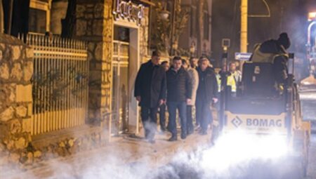 Başkan Tugay yol emekçileriyle gece mesaisinde buluştu