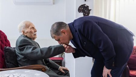 Başkan Tugay’dan 14 Mart’ta ortopedinin çınarına ziyaret