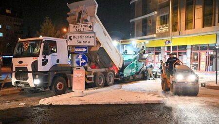 Bornova’da gece asfalt mesaisi