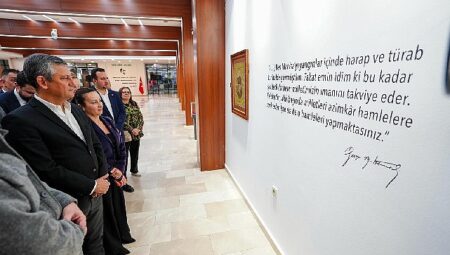 CHP Genel Başkanı Özgür Özel “Sarışın Bir Kurt” Sergisini Gezdi