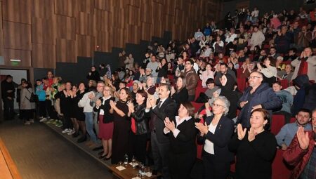 Dikili Belediyesi Halk Oyunları Topluluğu’ndan Anlamlı Gösteri