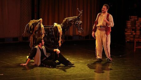 Dünya Tiyatro Gününde Sahne Çiçek Bahçesine Döndü