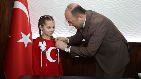 İstiklal Marşı Birincisi Ecem Hifa Sert’e Başkan Selçuk Yıldız’dan Ödül