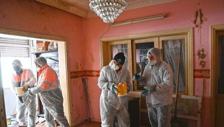 Karabağlar’ da Çöp Ev Tamamen Temizlendi