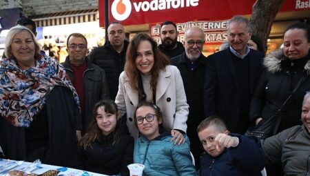 Karşıyaka Çarşı’ya dev sofra: 5 bin kişi iftarda buluştu!