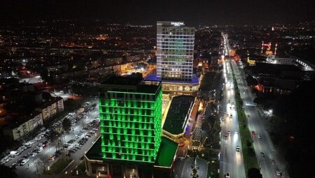 Manisa Büyükşehir Belediyesinden Tıp Bayramı’na Özel Işıklandırma