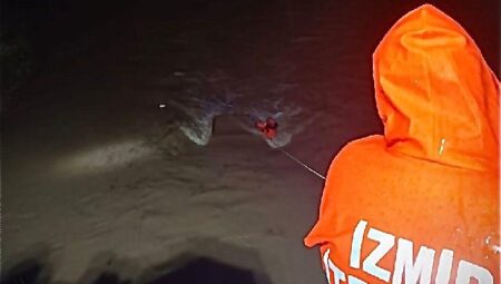 Menderes’te araç dereye uçtu, İzmir İtfaiyesi seferber oldu