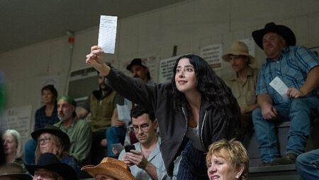 Netflix, Dan Levy İmzalı ve Oyuncu Kadrosunda Boran Kuzum’un da Yer Aldığı ‘Big Mistakes’in Resmi Fragmanını Paylaştı