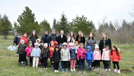 Orman Haftası’nda Minik Eller Fidanları Toprakla Buluşturdu