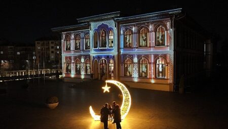 Siyer Sergisi ve Mukaddes Emanetler Sergisi Kadir Gecesi’nde Doldu Taştı