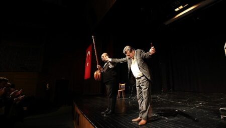 ‘Veli’nin Oğlu Orhan’ Küçükçekmece’de Seyirciyle Buluştu