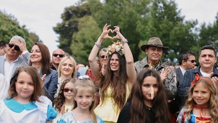 15. Uluslararası Alaçatı Ot Festivali’nin görkemli korteji ve 23 Nisan gururu bir arada