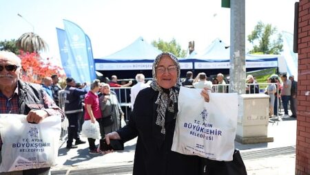 Aydın Büyükşehir Belediyesi Binlerce Fideyi Nazilli’de Vatandaşlara Dağıttı