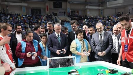 Başkan Büyükakın, robot yarışmasına katıldı, Kocaelisporlu futbolcularla maç yaptı