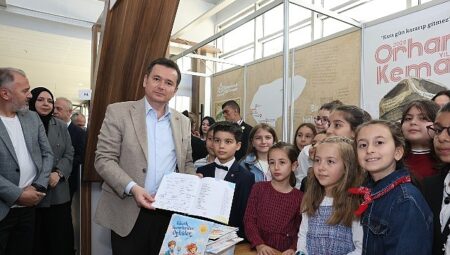 Başkan Erkan Aydın Bursa 23. Kitap Fuarı’nda Çocuk Yazarlarla Buluştu