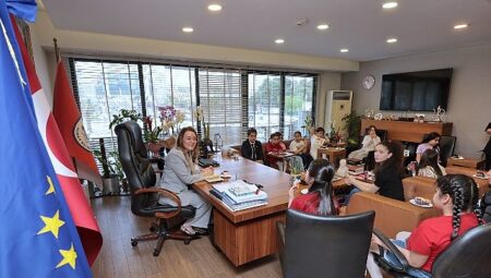 Başkan Mutlu makamını çocuklara devretti