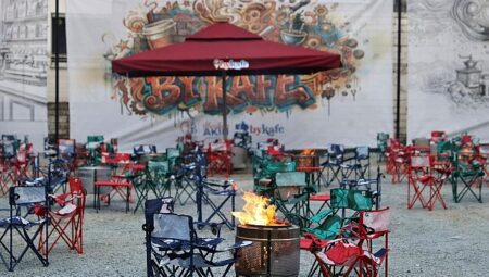 Bayrampaşa’da By Kafe açıldı: İbrahim Akın gençleri ateş başında sohbete davet etti