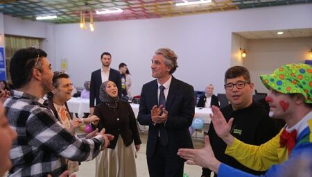 Bayrampaşa’da engel tanımayan doğum günü sevinci