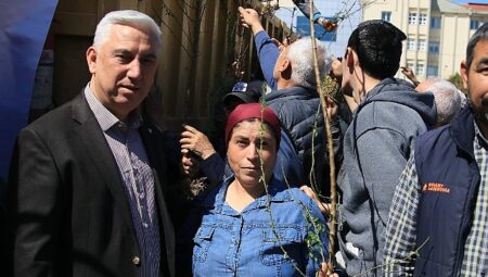 Bergama’dan Üretime Büyük Destek: Ahlat Ağaçları Aşılandı, Binlerce Fidan Dağıtıldı