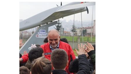 Bu İlçede Sınava Giren Öğrencileri İnsansı Robot Karşılıyor