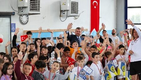 Buca’da 23 Nisan coşkusu havuza taşındı