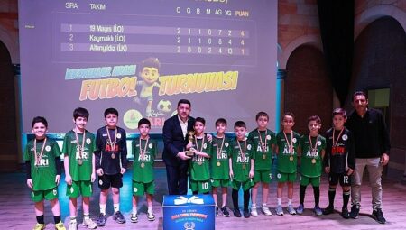 İlkokullar Arası Futbol Turnuvasında Kupa Töreni Yapıldı