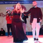 ‘İlle de Roman olsun’ Kent Meydanı’nı salladı