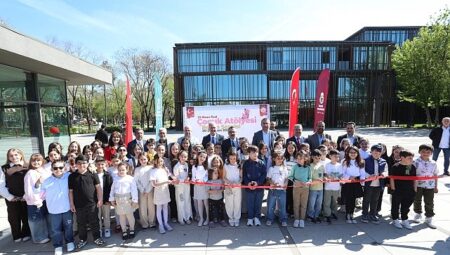 İnegöl’ün Küçük Sanatçılarının Eserleri 23 Nisan Özel Sergisinde Görücüye Çıktı