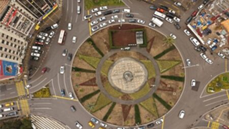 İzmir’in kalbi çiçek açtı