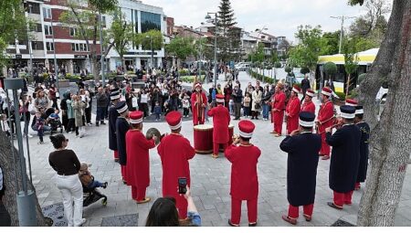 Konya Büyükşehir Mehter Takımı İle Şehrin Meydanlarında Mehter Coşkusu Sürüyor