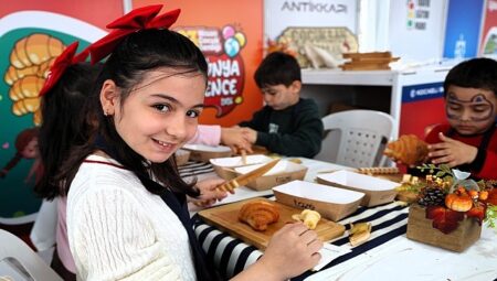 Kruvasan süsleme atölyesinde renkli anlar