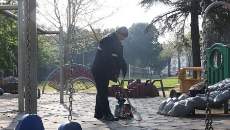 Osmangazi Belediyesi’nden Parklara Günlük Bakım Dokunuşu