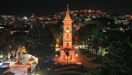 Saat Kulesi gündüz başka gece başka güzel