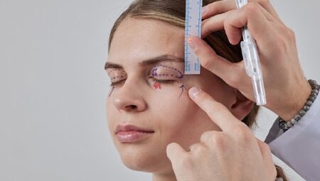 Sarkan Göz Kapakları: Estetik Bir İhtiyaç mı,   Yoksa Ciddi Bir Görme Sorunu mu?