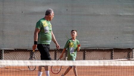 Yenişehir’de kuşaklar kortta buluştu