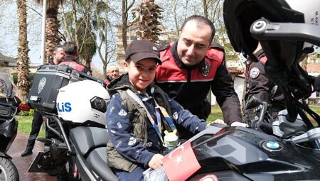 Yunus polisleri, çocukların gönlünü fethetti