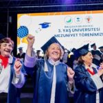 Balçova’da Mezuniyet Coşkusu: 3. Yaş Üniversitesi’nde Kepeler Umuda  Atıldı