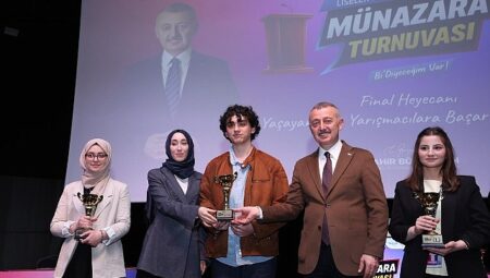 Başkan Büyükakın, gençlerin münazarasından çok etkilendi: “Yarınlarımız emin ellerde”