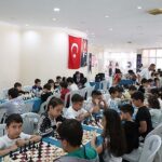 Başkan Çerçioğlu’nun destekleri ile satranç öğrenen öğrenciler hamlelerini yarıştırdı