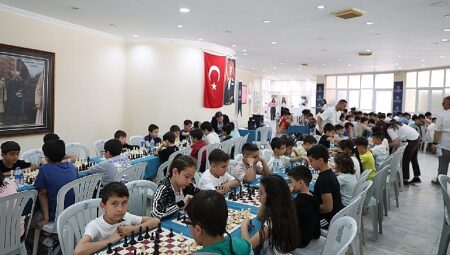Başkan Çerçioğlu’nun destekleri ile satranç öğrenen öğrenciler hamlelerini yarıştırdı