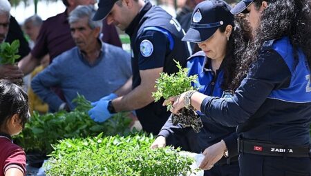 Büyükşehir’den Salihlili Üreticilere 34 Bin Sebze Fidesi