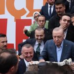 Erdoğan’a forma imzalattı