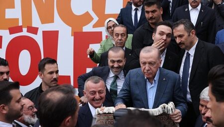 Erdoğan’a forma imzalattı