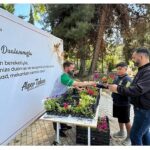 İnegöl Belediyesi Bayram Öncesi Mezarlıklarda Çiçek Dağıttı