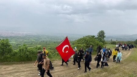 İnegöl’de Doğa Severler 19 Mayıs Ve Gençlik Haftası İçin Yürüdü