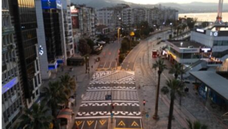 Karşıyaka Yalı Bulvarı’na yükseltilmiş ve desenli yaya platformu
