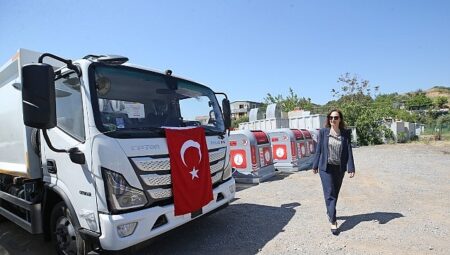 Karşıyaka’nın temizlik filosu üç yeni kamyonla güçlendi